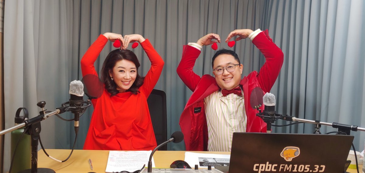 cpbc 평화방송 라디오 ‘장일범의 유쾌한 클래식’에서 매주 1회 ‘백재은의 행복한 오페라’ 코너를 진행하는 장일범(오른쪽)과 성악가 백재은. 두 사람은 코너의 주제와 관련된 코스프레 의상으로도 인기가 높다.  사진제공 ｜ cpbc