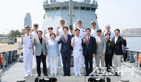 포항시가 28일 대한민국 해군 1함대사령부 포항함(FFG)과 자매결연 협약을 체결한 후 기념촬영을 하고 있다. 사진제공ㅣ포항시