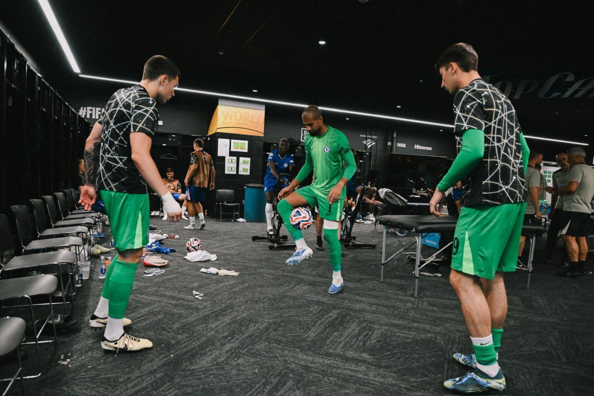 첼시 선수들이 29일(한국시간) 미국 노스캐롤라이나주 샬럿의 뱅크 오브 아메리카 스타디움에서 열린 벤피카와 클럽월드컵 16강전 도중 낙뢰로 인해 경기가 중단되자 라커룸에서 경기감각을 유지하기 위해 공을 다루고 있다. 사진출처|첼시 페이스북