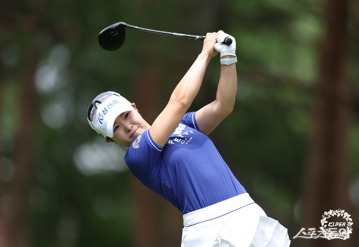 맥콜·모나 용평 오픈 최종 라운드 4번 홀에서 티샷을 하고 있는 고지우. 사진제공 | KLPGA