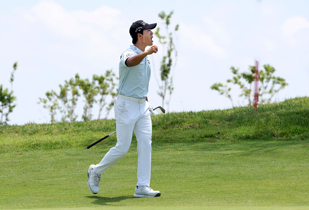 옥태훈이 KPGA 군산CC 오픈 최종 라운드 2번 홀에서 칩인 이글을 성공시킨 뒤 포효하고 있다. 사진제공 | KPGA