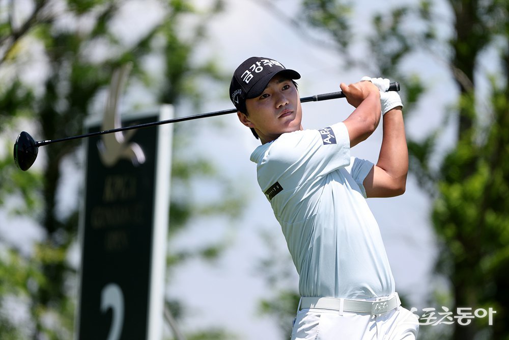 KPGA 군산CC 오픈 최종 라운드 2번 홀에서 티샷을 하고 있는 옥태훈. 사진제공 | KPGA
