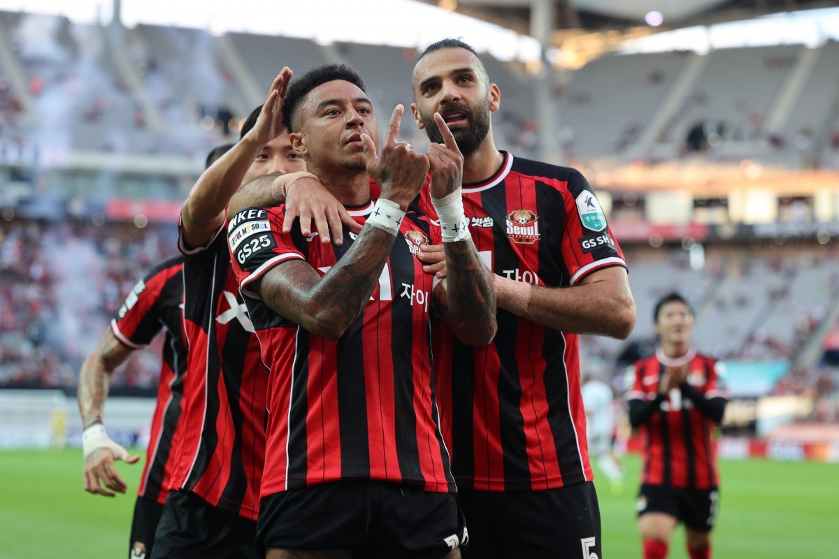 서울 주장 제시 린가드(가운데)가 29일 서울월드컵경기장에서 열린 포항과 K리그1 21라운드 홈경기에서 전반 PK 선제골을 터트린 뒤 동료들의 축하를 받고 있다. 사진제공|한국프로축구연맹