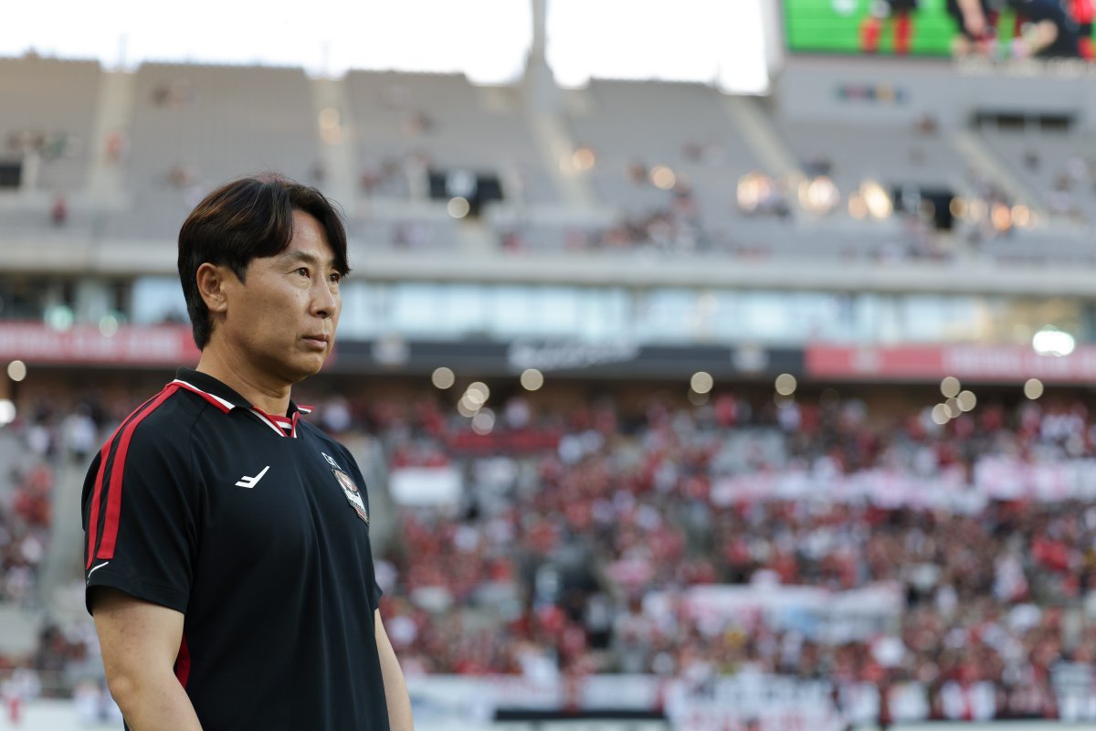 김기동 서울 감독이 29일 서울월드컵경기장에서 열린 포항과의 K리그1 21라운드 홈경기 도중 그라운드를 응시하고 있다. 최근 기성용의 포항 이적으로 엄청난 비난을 받아온 김 감독은 이날 경기에서도 엄청난 야유에 직면해야 했다. 그의 모습이 경기장 전광판을 통해 나올 때마다 홈팬들은 “김기동 나가”를 외쳐댔다. 사진제공|한국프로축구연맹