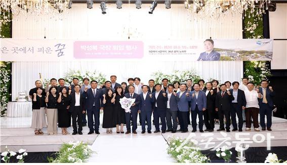 퇴임식에 참석한 내빈들과 기념 촬영하고 있다. 사진제공ㅣ의정부시 박성복 국장
