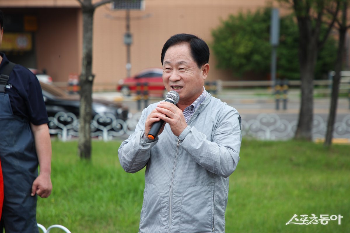 주광덕 시장이 별내동 ‘별내 환호성’ 주민들에게 인사말을 하고 있다. 사진제공ㅣ남양주시