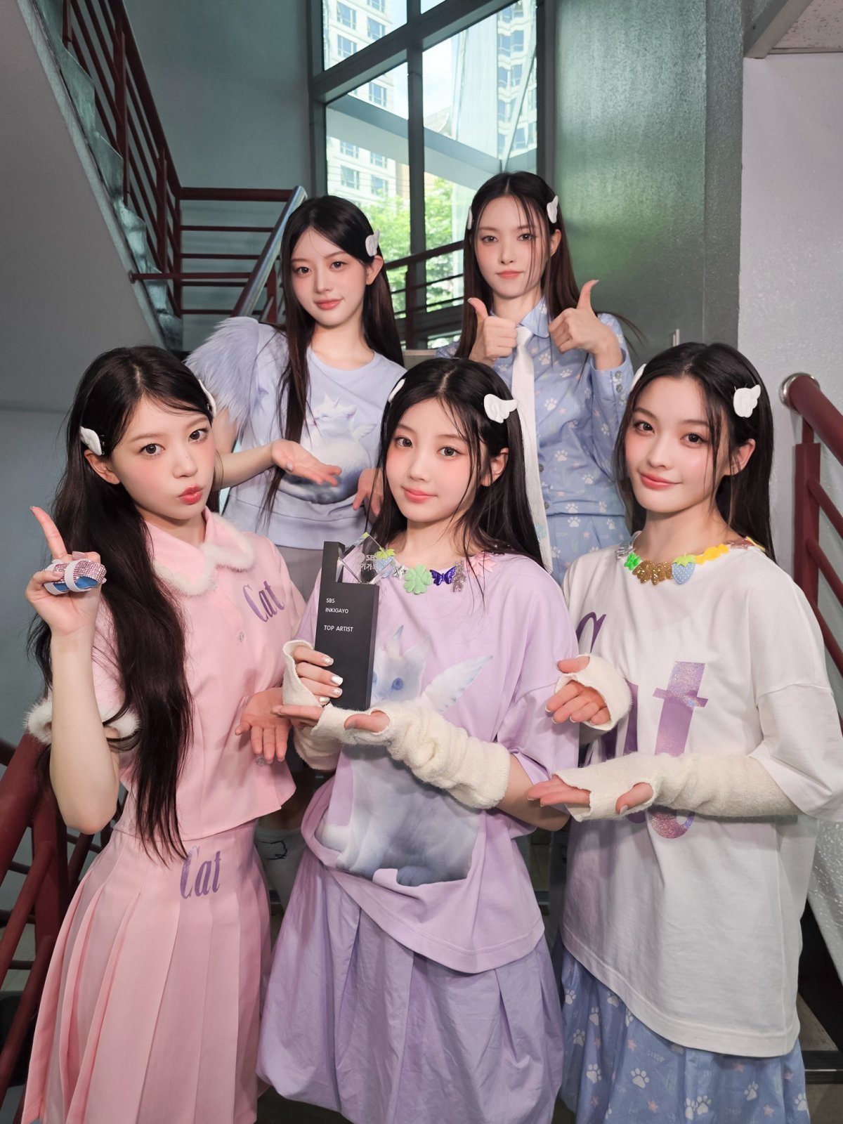 아일릿이 ‘빌려온 고양이 (Do the Dance)’로 음악방송 2관왕에 오르며 퍼포먼스와 음원 차트, 챌린지 열풍까지 삼박자를 모두 갖춘 ‘대세 고양이’로 떠올랐다. 사진제공 | 빌리프랩