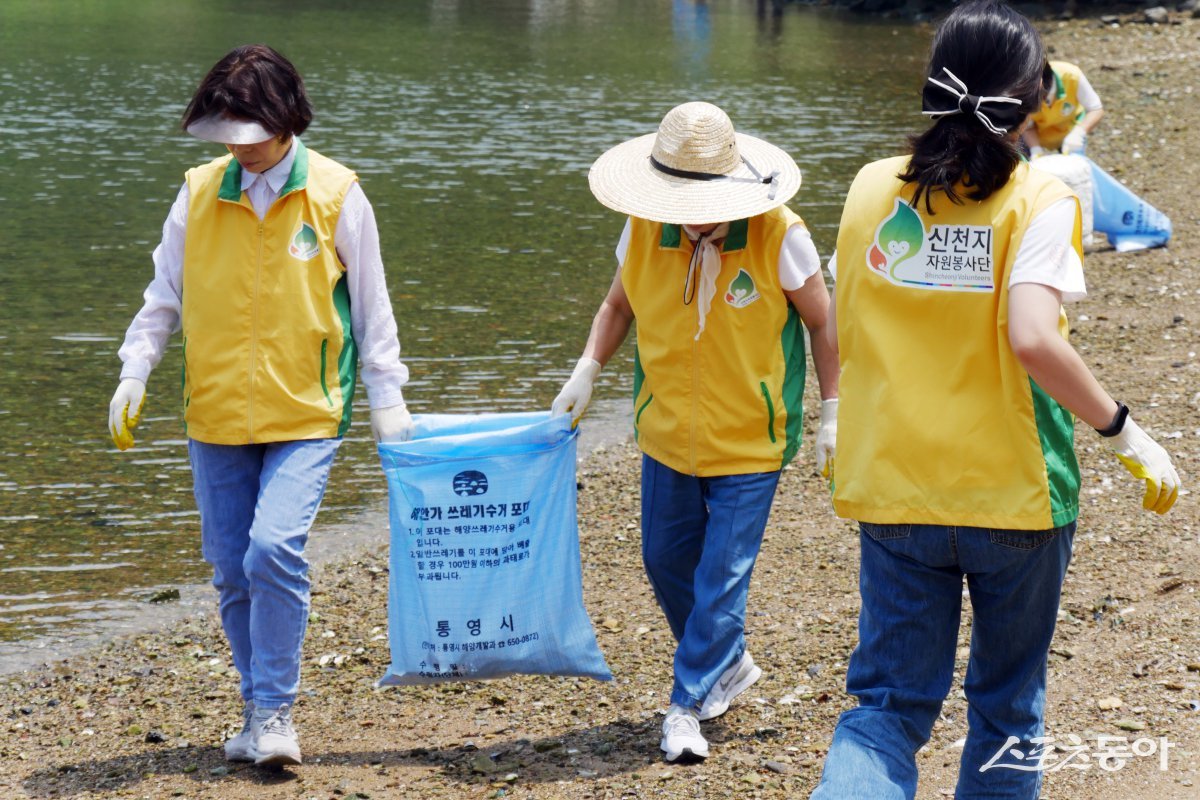 신천지자원봉사단 통영지부가 지난 27일 ㈔한국선원장애인복지협회 통영지부(지부장 장재군)와 함께 광도면 손덕마을 해안가에서 ‘자연아 푸르자’ 캠페인을 진행하고 있다. (사진제공=신천지자원봉사단 통영지부)