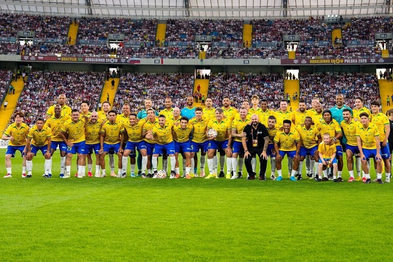 21일 폴란드 실레시아 스타디움에서 열린 ‘RONALDINHO SHOW 2025’. 뒷줄 왼쪽 두 번째, 13번 유니폼을 입은 이는 Scott Kim BLAD 그룹 회장. 사진제공ㅣBLAD 그룹