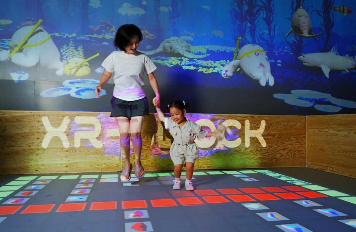 한화 설악 쏘라노에 최근 개장한 미래형 가족 놀이공간 ‘퓨처 그라운드’를 즐기는 이용객      사진제공｜한화호텔앤드리조트