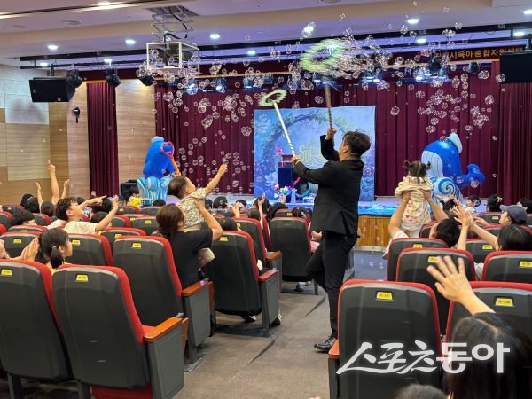 김천시가 지난 28일 영유아 대상 ‘버블쇼’ 공연을 진행하고 있는 모습. 사진제공ㅣ김천시