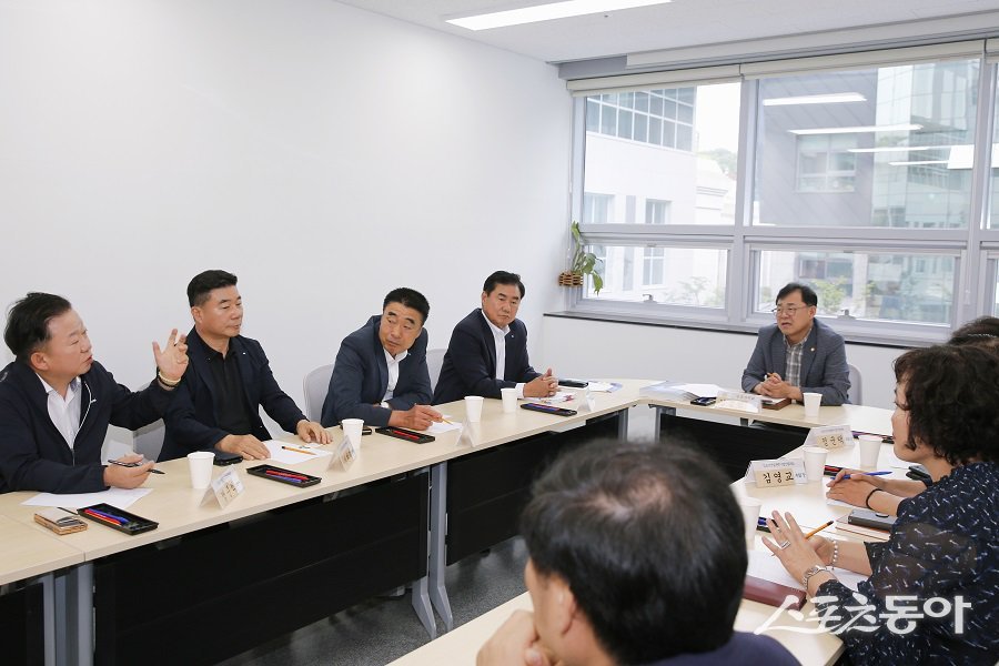 김포시의회, 관내 건설업체 참여 확대 간담회를 진행하고 있다. 사진제공｜김포시의회