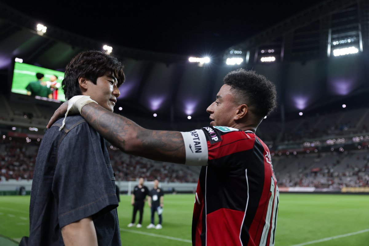 FC서울 주장 린가드(오른쪽)가 29일 서울월드컵경기장에서 열린 포항과 K리그1 홈경기를 마친 뒤 그라운드에서 전임 주장이자 포항 이적을 결정한 기성용과 대화하고 있다. EPL에서 경쟁했던 둘은 지난해 린가드가 서울 유니폼을 입으며 한솥밥을 먹게 됐으나 기성용의 포항행으로 이별을 앞두고 있다. 사진제공|한국프로축구연맹