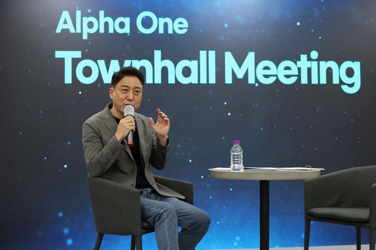 타운홀 미팅에서 발언하고 있는 박승표 KT알파 대표. 사진제공｜KT알파