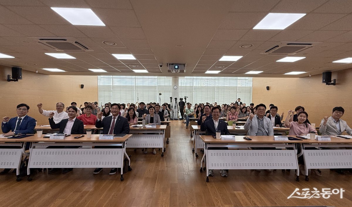 경기도의회 고준호 의원(국민의힘, 파주1)이 지난 30일 파주시 조리읍행정복지센터에서 ‘정년연장에 따른 사회복지현장의 쟁점과 과제’를 주제로 정책 포럼을 성공적으로 개최했다.