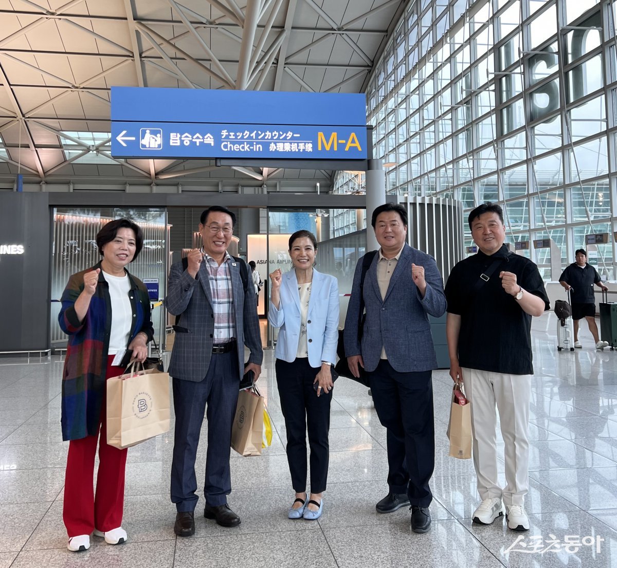 유니세프 그린스쿨 현장 방문단이 6월 30일 인천공항에서 몽골로 출발 전 파이팅을 외치고 있다.(사진 왼쪽부터 신계용 과천시장, 이용록 홍성군수, 조미진 유니세프한국위원회 사무총장, 임병택 시흥시장, 최재구 예산군수). 사진제공｜시흥시