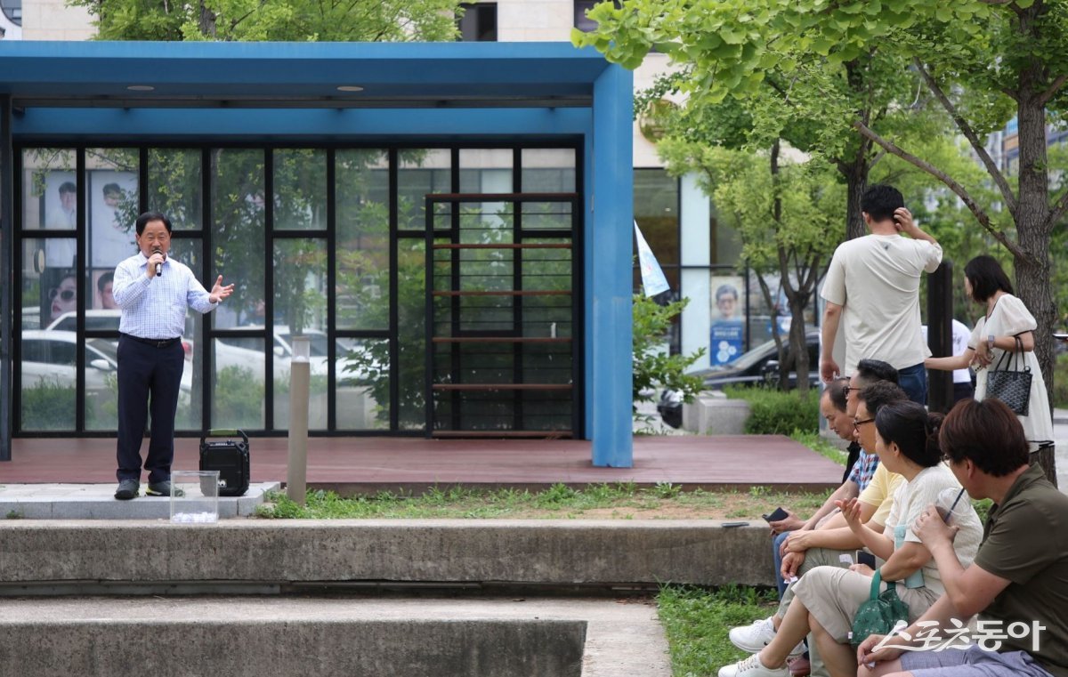 주광덕 남양주시장(윈쪽)이 시민들과 소통하고 있다. 사진제공ㅣ남양주시