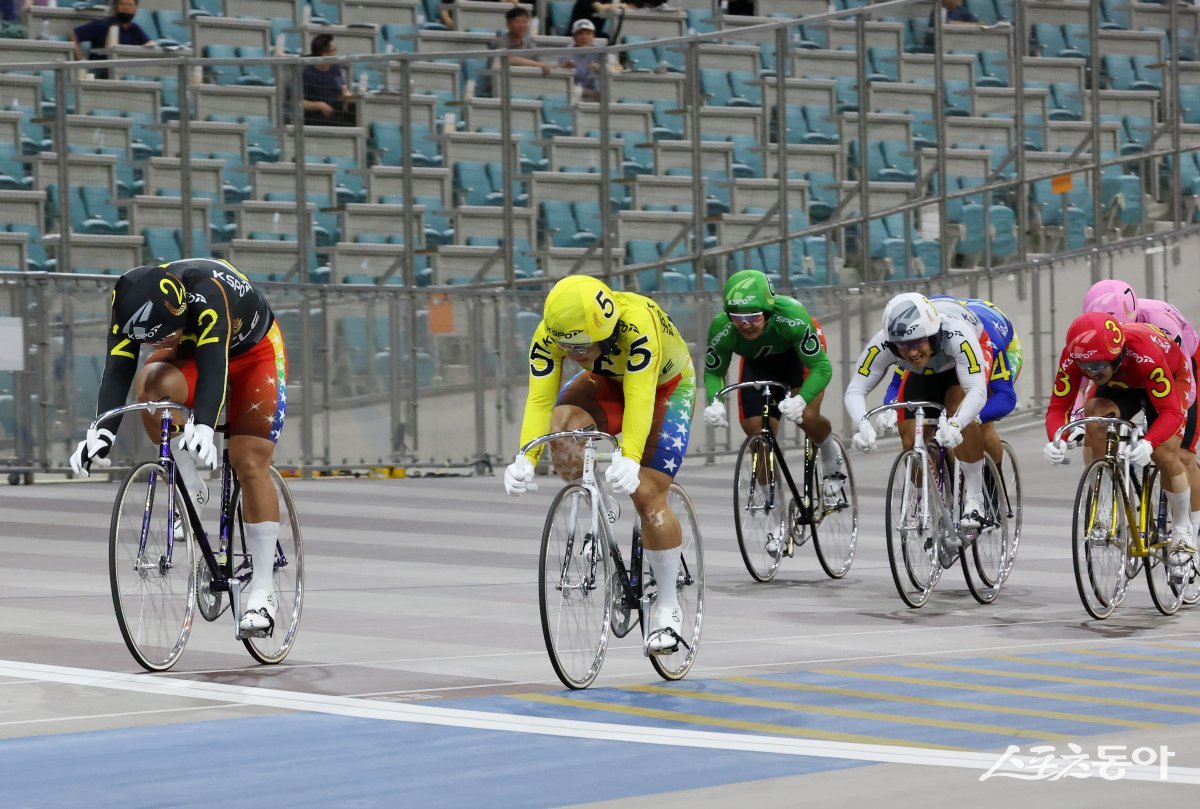 특선급 결승에서 2번 정종진은 5번 임채빈을 그림같은 추입으로 넘어서며 가장 먼저 결승선을 통과했다. 사진제공 | 국민체육진흥공단