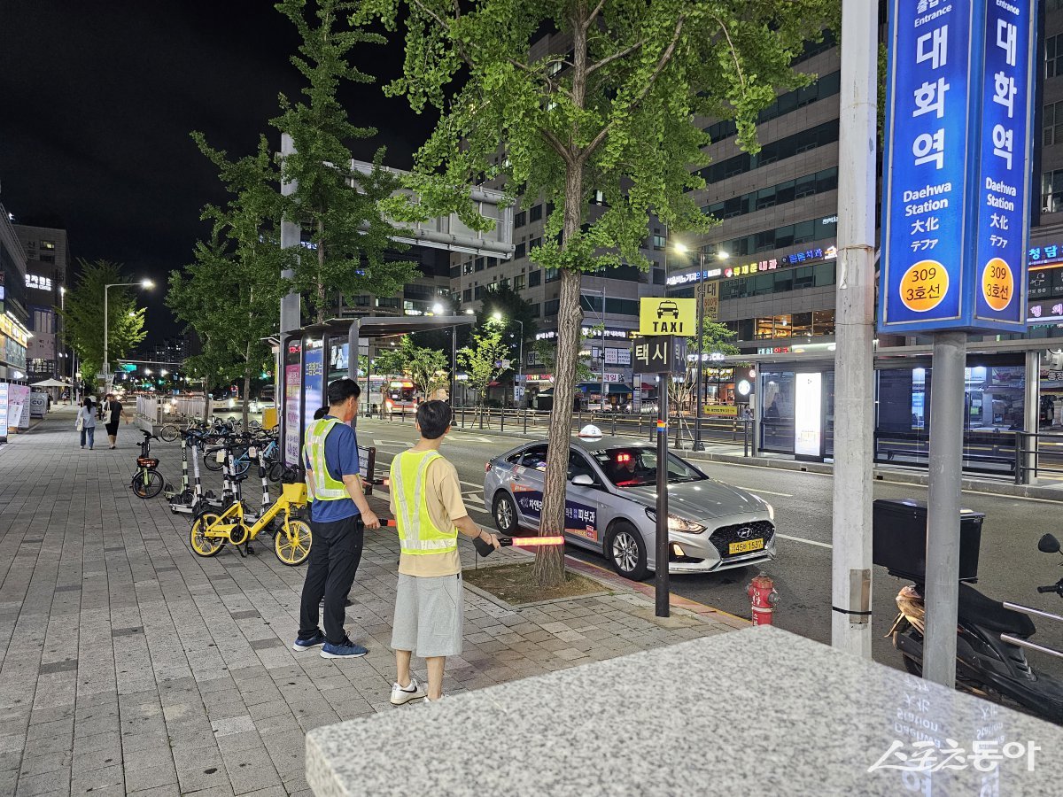 택시 불법영업 행위를 단속을 지원 하고있다. 사진제공ㅣ고양시