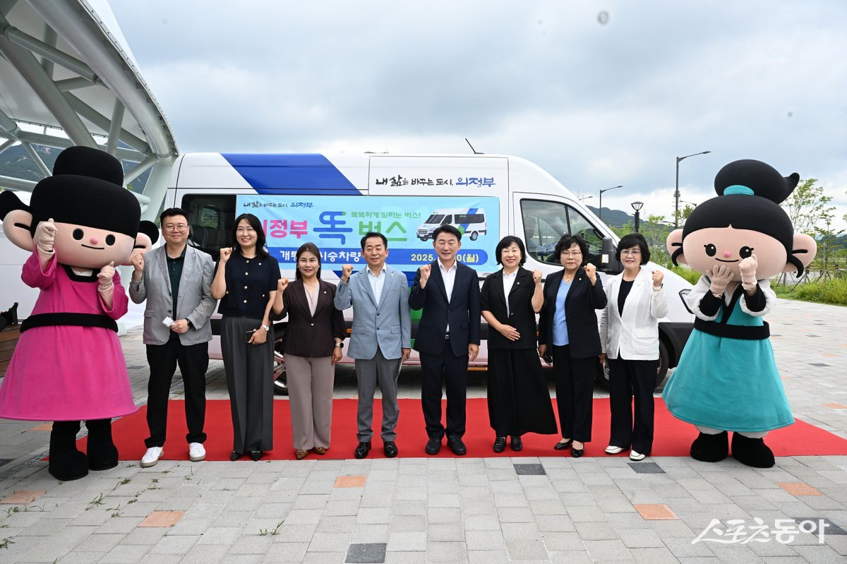 김연균 의장(윈쪽 네번째)이 지난달 30일 빛뜰문화공원에서 열린 ‘똑버스’ 개통식에서 기념촬영하고 있다.  사진제공ㅣ의정부시의회