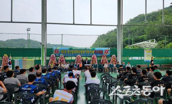 안동시 풍산읍체육회가 지난달 28일 ‘2025 풍산읍체육회장배 직장단체 족구대회’ 개회식을 갖고 있는 모습. 사진제공ㅣ안동시