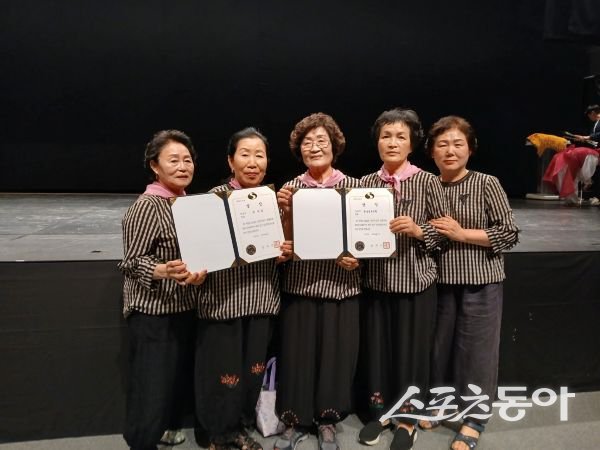 상주시 성동동호회 수강생들이 지난 29일 ‘생활체육 국학기공 대회’에서 단체전과 개인전 모두 수상한 후 기념촬영을 하고 있는 모습. 사진제공ㅣ상주시