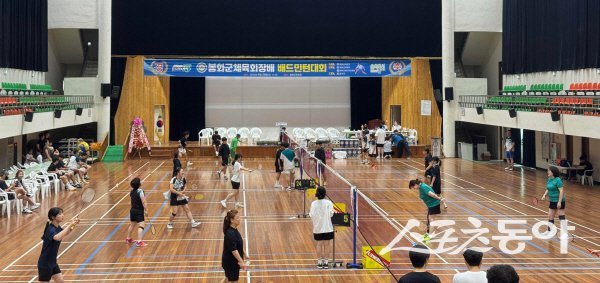 2025 봉화군체육회장배 배드민턴 대회가 봉화군민회관에서 열리고 있다. 사진제공 ㅣ 봉화군