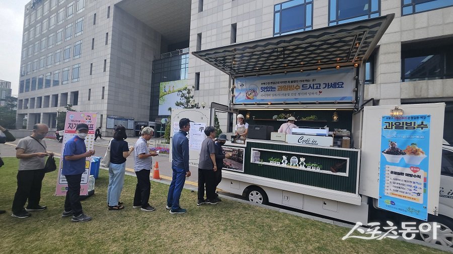 인천 부평구, 현장 근로자를 위한 온열질환 예방 푸드트럭를 운영했다. 사진제공｜인천 부평구청