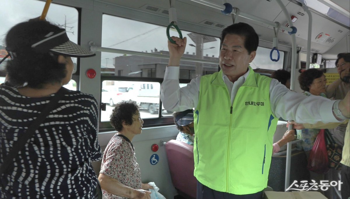 공영민 고흥군수가 1일 오전 동강면에서 대서면으로 가는 군내버스에서 군민들의 생활 불편사항을 듣고 답변하고 있다. 사진제공=고흥군