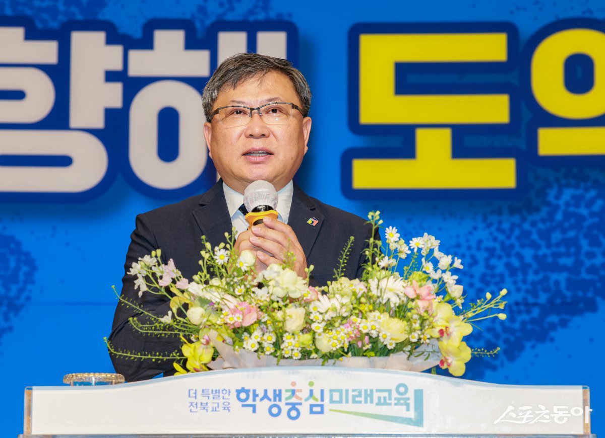 유정기 전북특별자치도교육감 권한대행이 1일 직원조회에서 인사말을 하고 있다. 사진제공=전북자치도교육청