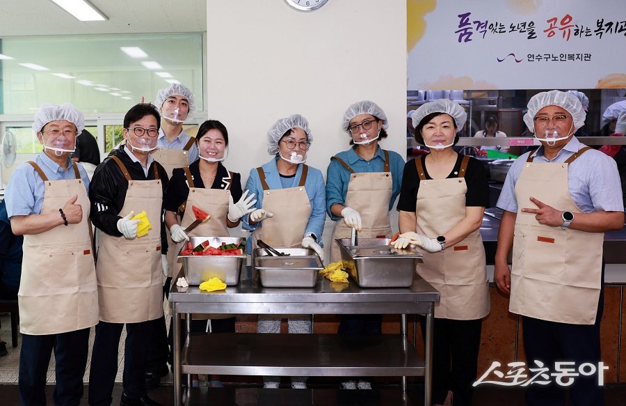 인천 연수구의회, 개원 3주년 기념 배식봉사로 지역 주민과 따뜻한 소통의 시간을 가졌다. 사진제공|인천 연수구의회