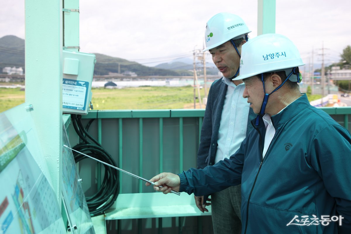 주광덕 시장이 담당 공무원 및 LH 관계자들이 함께 ‘미래 첨단산업 자족도시’ 현장을 점검하고 있다. 사진제공ㅣ남양주시