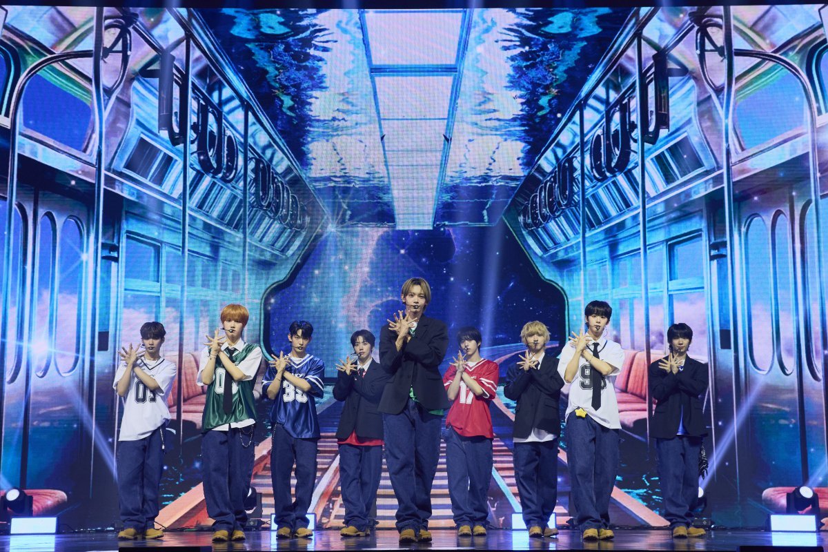 데뷔 곡은 ‘그곳에서 다시 만나기로 해.’ 5세대 아이돌 필살기로 꼽히는 ‘청량 미’는 다만 외모로만 남긴 채 사뭇 진지함마저 전해지는 ‘밴드곡’을 들고 나온 게 도리어 이목을 사로잡았다. 사진제공|F&F엔터테인먼트