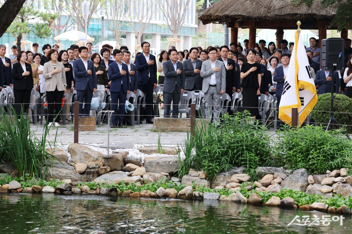 김영환 충청북도지사가 1일 도청 연못정원 느티나무 아래에서 열린 직원조회에서 취임 3주년을 맞아 지난 3년간의 소회와 남은 임기에 대한 각오를 밝혔다. 사진제공|충북도