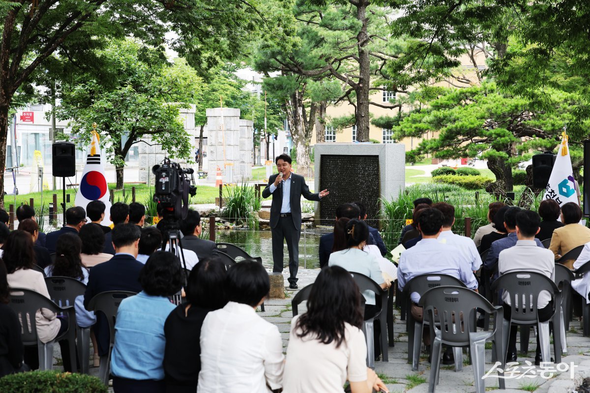 김영환 충청북도지사가 1일 도청 연못정원 느티나무 아래에서 열린 직원조회에서 취임 3주년을 맞아 지난 3년간의 소회와 남은 임기에 대한 각오를 밝혔다. 사진제공|충북도