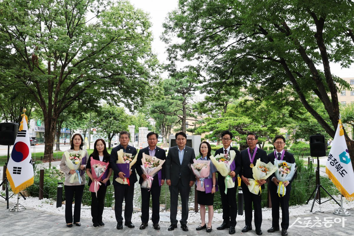김영환 충청북도지사가 1일 도청 연못정원 느티나무 아래에서 열린 직원조회에서 취임 3주년을 맞아 지난 3년간의 소회와 남은 임기에 대한 각오를 밝혔다. 사진제공|충북도