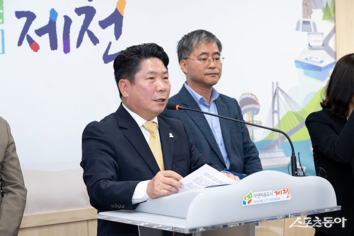 제천시(시장 김창규)는 7월 1일 민선 8기 출범 3주년을 맞아 직원들과 함께 정례조회와 함께 ‘더 열심히 일하는 조직’ 다짐 선포식을 진행하며, 남은 1년간의 시정 운영에 대한 결의를 다졌다. 사진제공|제천시