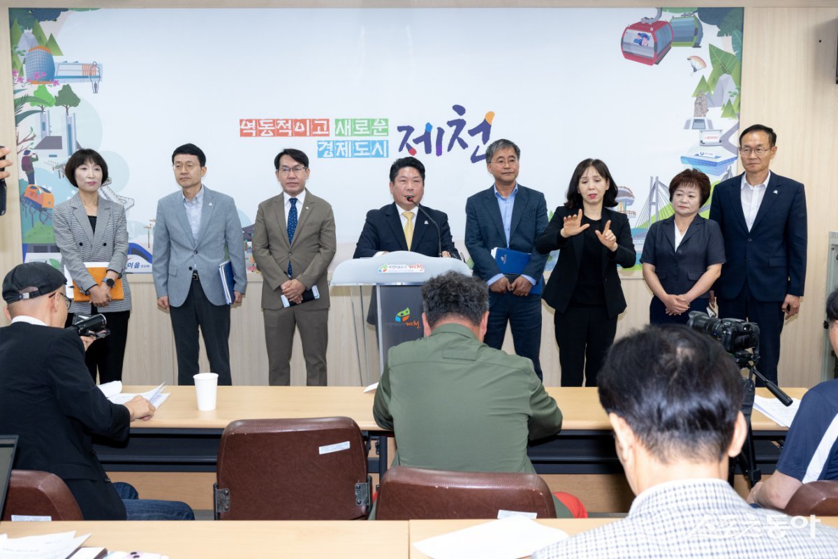 제천시(시장 김창규)는 7월 1일 민선 8기 출범 3주년을 맞아 직원들과 함께 정례조회와 함께 ‘더 열심히 일하는 조직’ 다짐 선포식을 진행하며, 남은 1년간의 시정 운영에 대한 결의를 다졌다. 사진제공|제천시