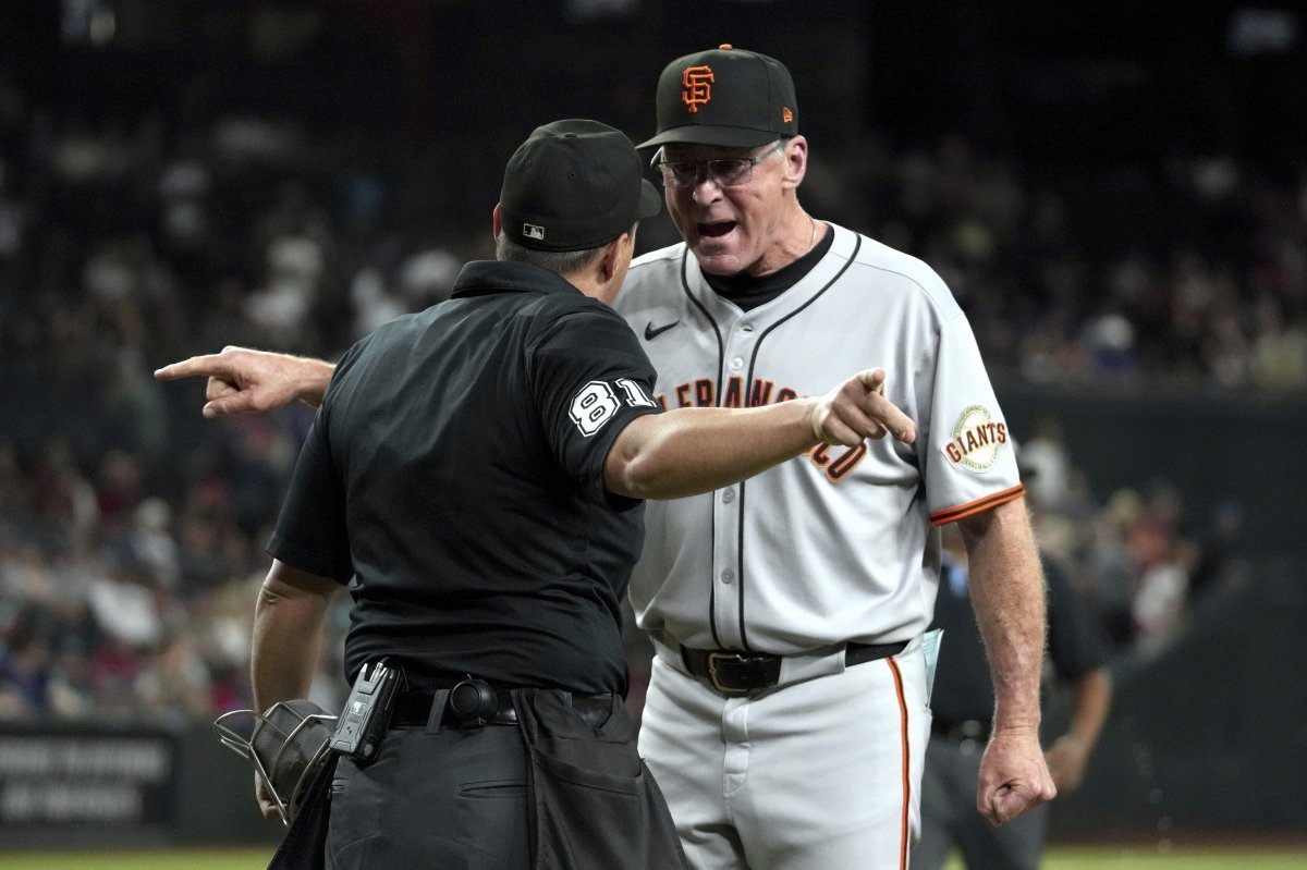 밥 멜빈 샌프란시스코 감독이 1일(한국시간) 체이스 필드에서 열린 애리조나와 원정경기 9회초 주심에게 볼·스트라이크 판정에 대해 항의하고 있다. 피닉스(미 애리조나주)｜AP뉴시스