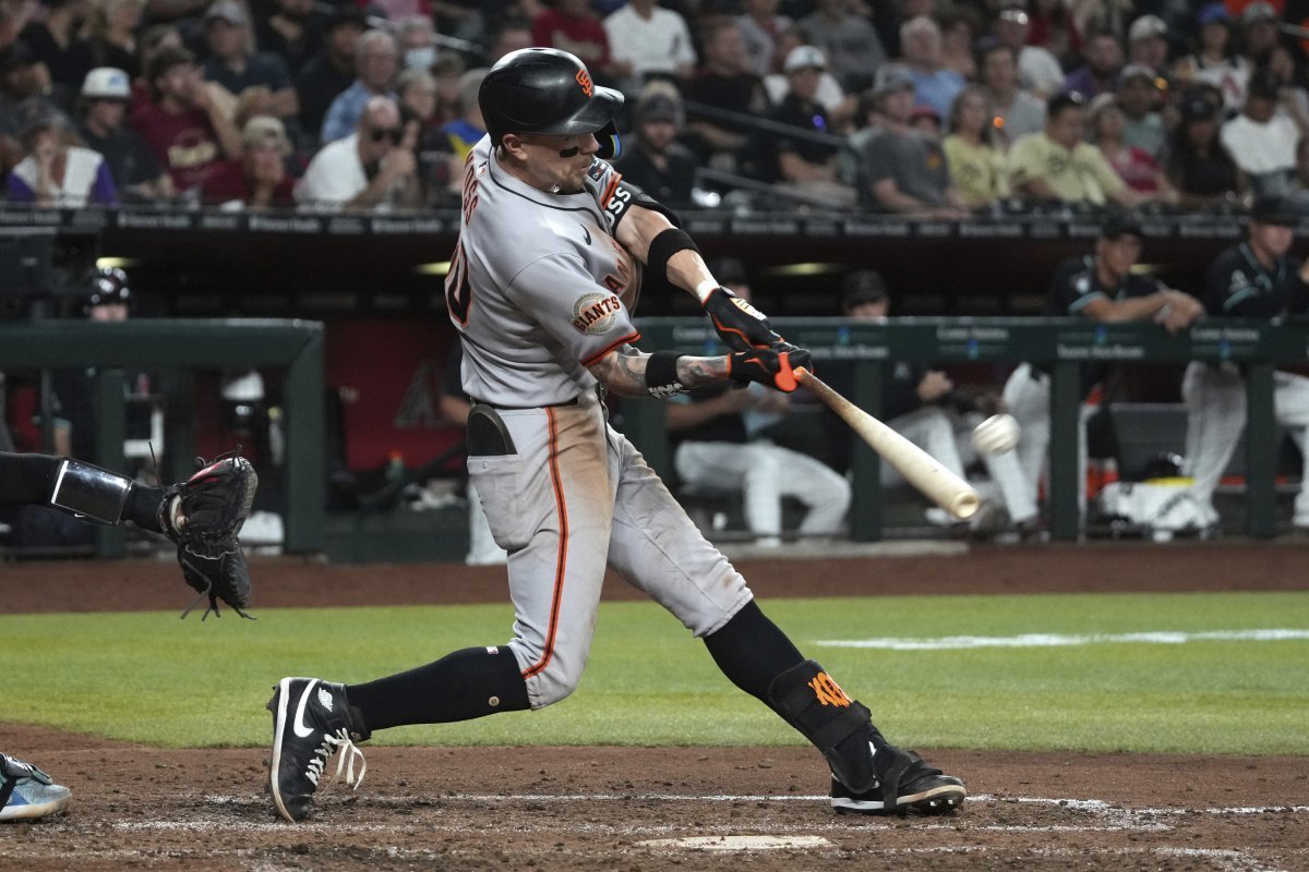 밥 멜빈 샌프란시스코 감독이 1일(한국시간) 체이스 필드에서 열린 애리조나와 원정경기 도중 안타를 치고 있다. 피닉스(미 애리조나주)｜AP뉴시스