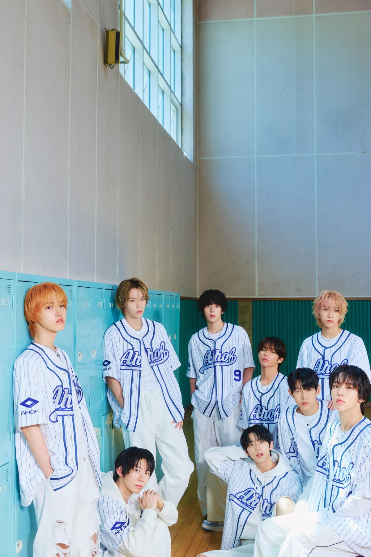 아홉(AHOF)이 데뷔곡 ‘그곳에서 다시 만나기로 해’로 음원 차트 실시간 1위를 차지하며, 차트 올킬에 이어 팝업스토어 오픈과 함께 본격 데뷔 활동을 시작했다. 사진제공 | 아홉 오피셜