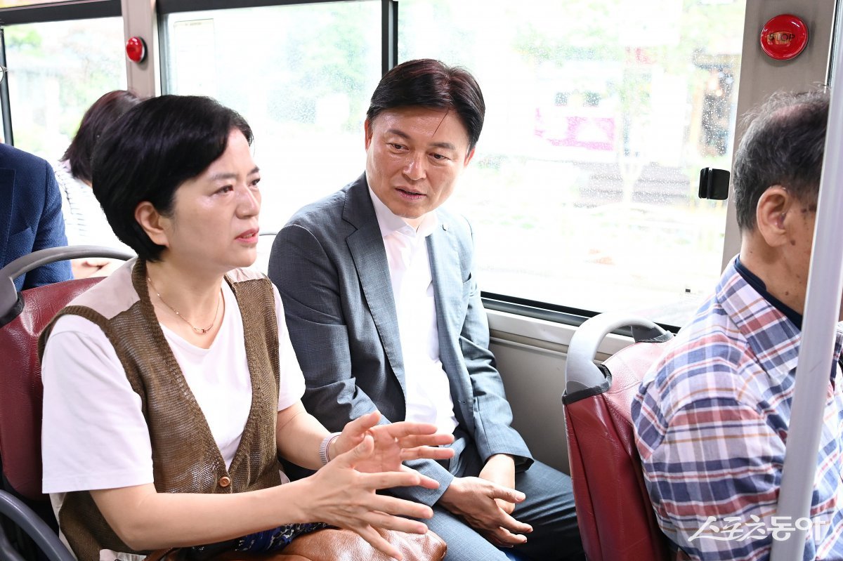 조용익 부천시장이 지난 1일, 민선 8기 3주년 당일 첫 일정으로 출근길 버스에 올라 시민과 대화를 나누고 있다. 사진제공｜부천시