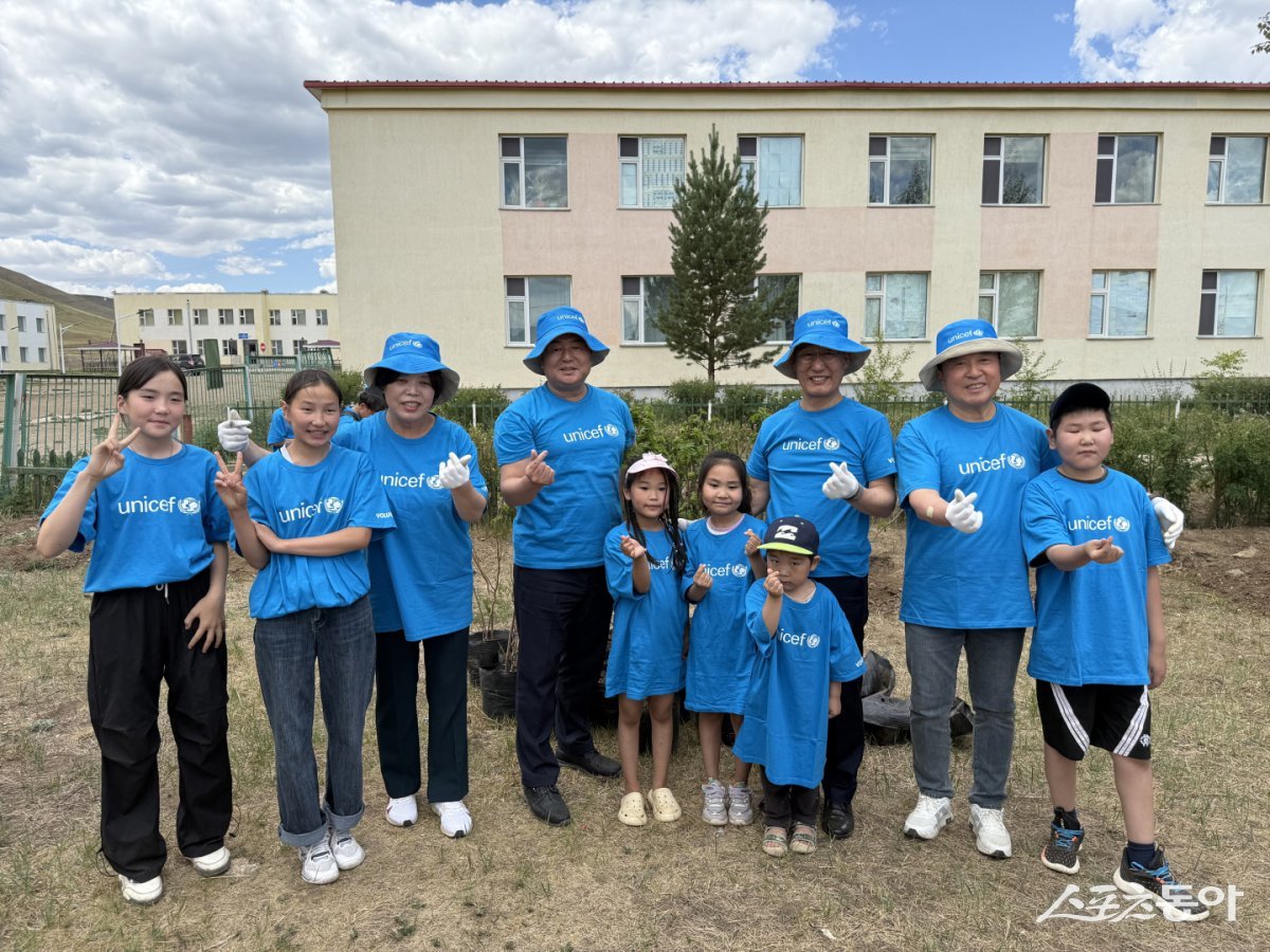 74번 학교의 그린스쿨 프로그램 성과를 확인한 후 현지 학생들과 나무 심기 활동을 했다(왼쪽 3번째부터 신계용 과천시장, 임병택 시흥시장, 이용록 홍성군수, 최재구 예산군수)와 현지 학생들. 사진제공｜시흥시