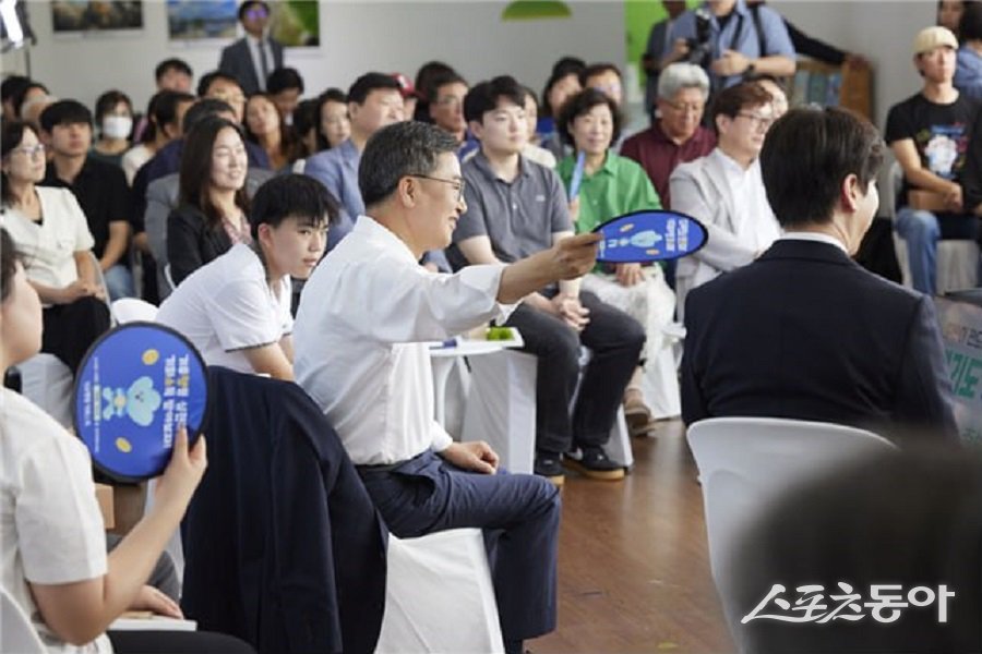 김동연 도지사가 지난달 30일 시흥에코센터에서 진행된 ‘경기도 기후도민총회 출범식’에서 도민 참가자에게 부채질을 해주고 있다. 사진제공｜경기도