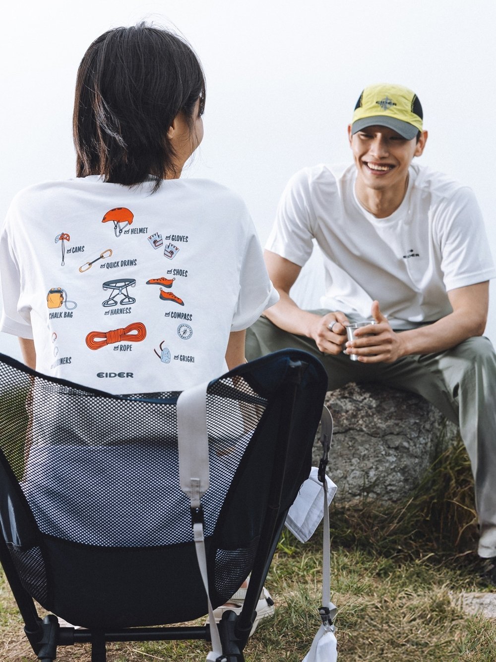 아이더가 출시한 냉감 티셔츠. 산과 클라이밍을 모티브로 한 감각적인 그래픽이 눈에 띈다.
