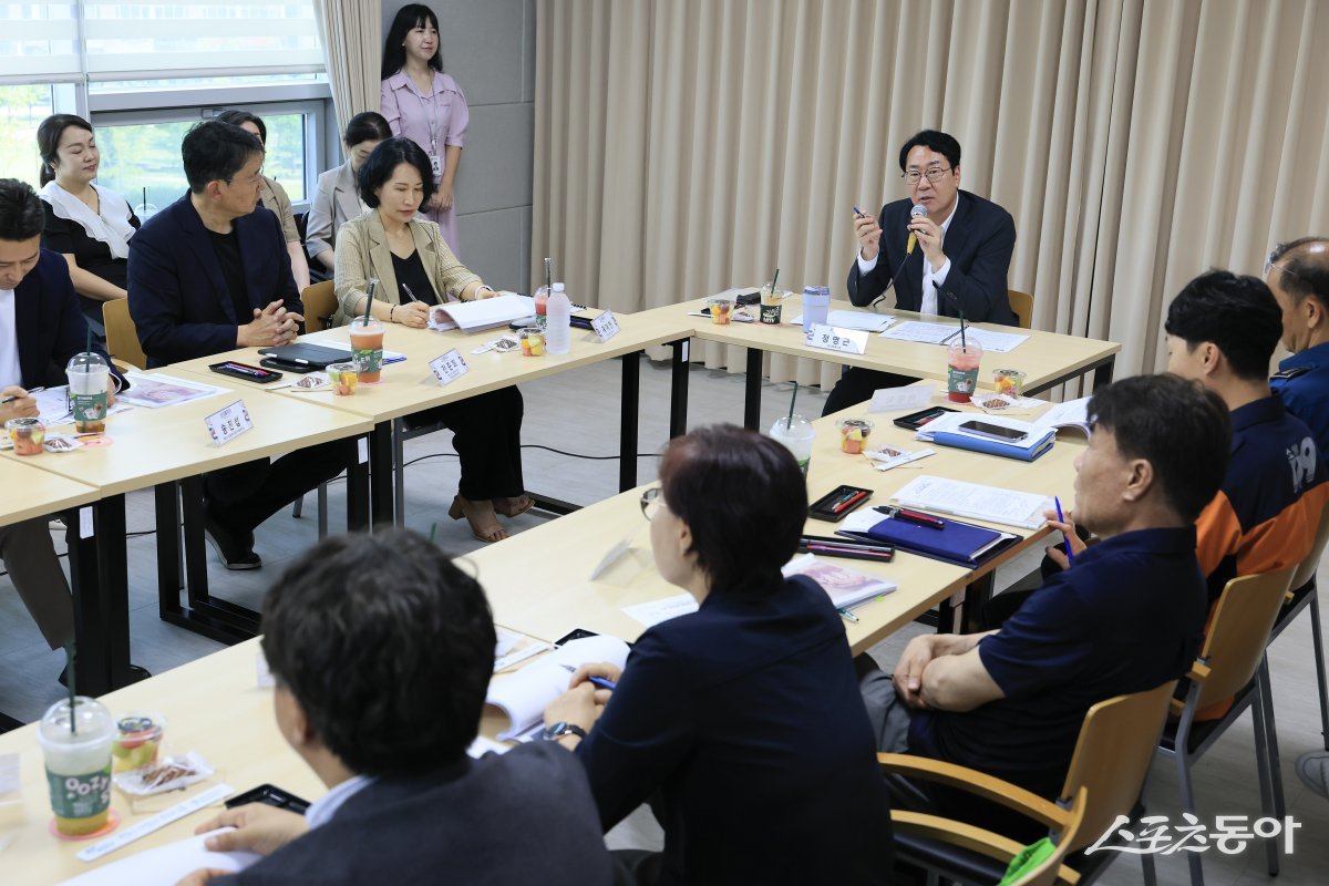 정명근 화성특례시장이 지난 1일 화성시자살예방센터에서 ‘자살예방 및 위기 대응 체계 강화를 위한 유관기관 공동대응 대책회의‘를 주재하고 있다. 사진제공｜화성시