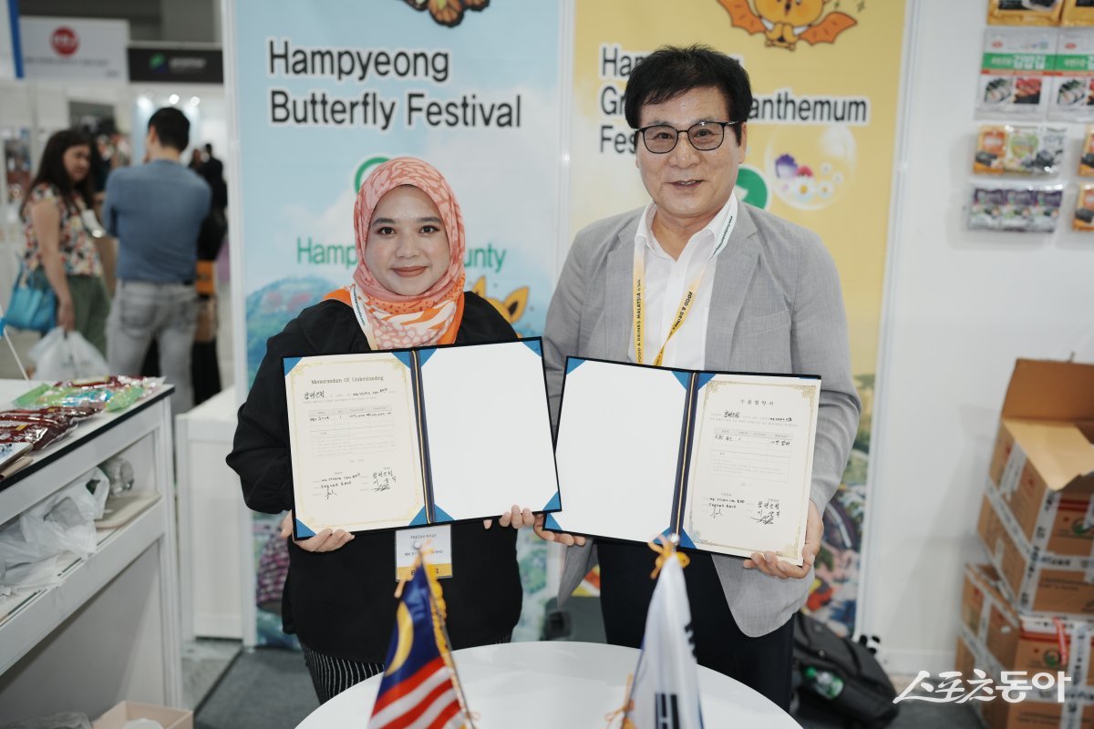 이상익 함평군수(사진 우측)가 지난 1일 말레이시아 쿠알라룸푸르에서 열린 ‘Food & Drinks Malaysia by SIAL 2025’ 국제식품박람회에 참가해 10만 달러 규모의 수출 업무협약(MOU)을 체결했다. 사진제공=함평군
