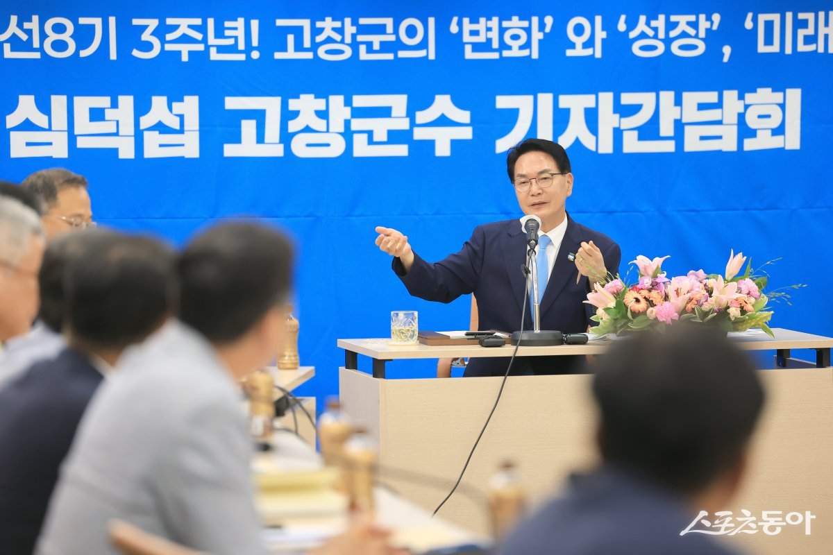 심덕섭 고창군수가 지난 1일 취임 3주년 기자간담회에서 지역 핵심전략사업에 대해 설명하고 있다. 사진제공=고창군