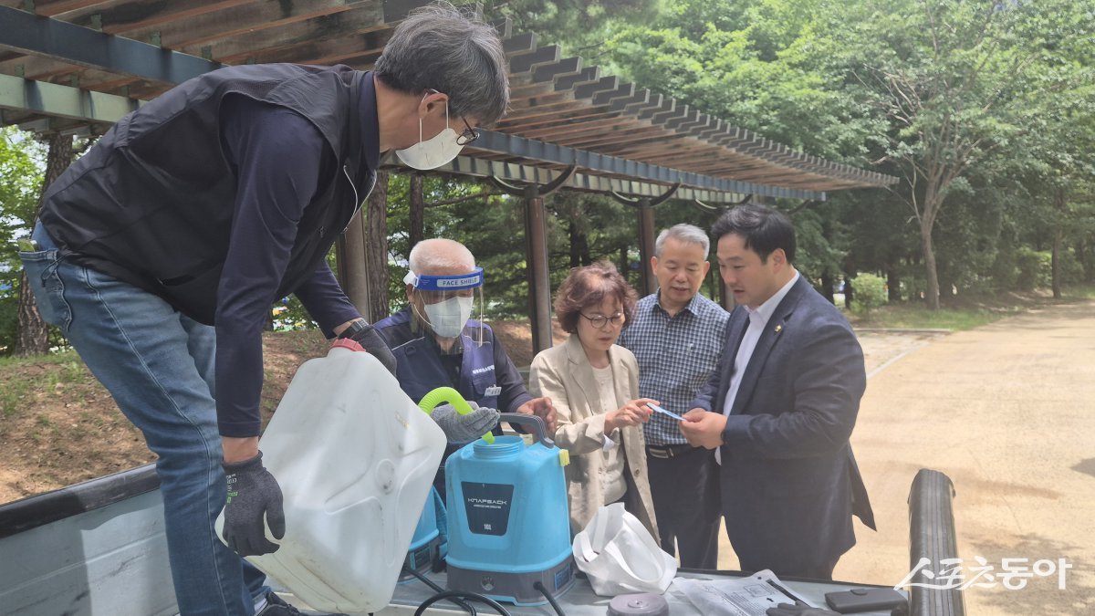 고준호 의원은 2일 파주시 운정보건소에서 경기도보건건강국 감염병관리과, 파주시보건소 질병관리과, 수도권질병대응센터 역학조사관 등 관계자들과 함께 ‘말라리아·러브버그 긴급 간담회’를 주재하고 현장 점검과 대응 대책을 논의했다(말라리아 방역 현장). 사진제공|고준호 경기도의원