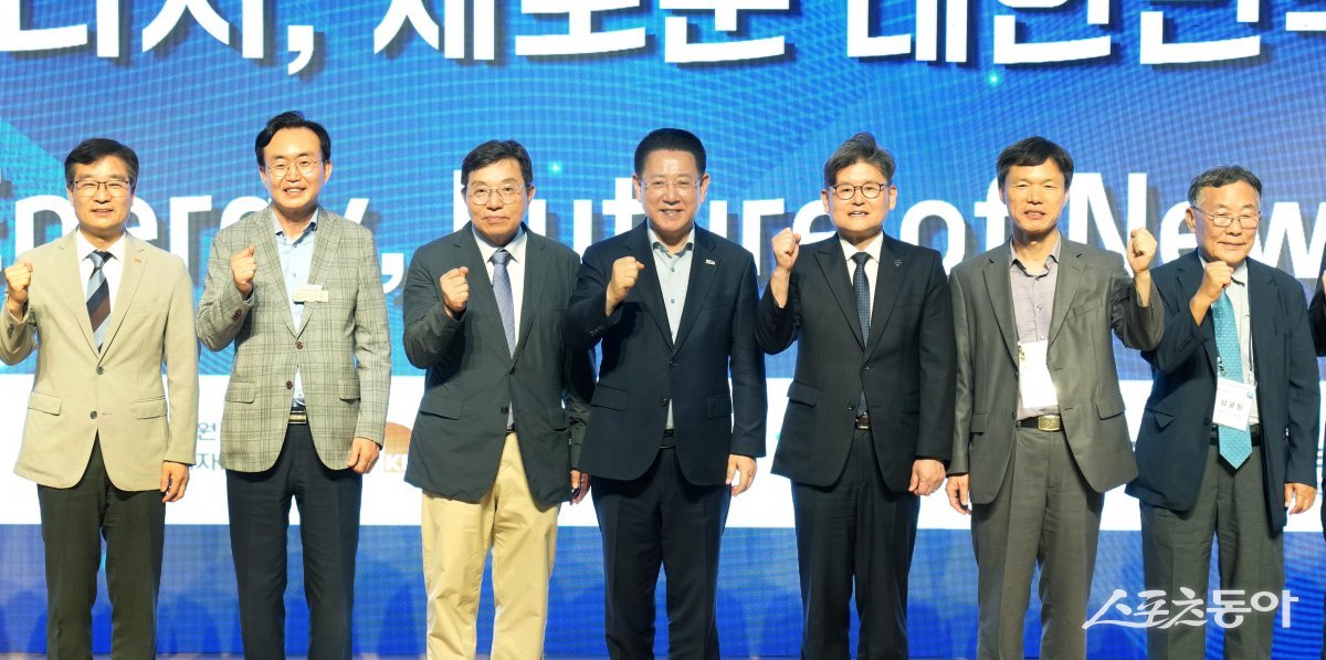 김영록 전라남도지사가 2일 나주 한국에너지공과대학교에서 열린 ‘한국가속기 및 플라즈마 연구협회·한국물리학회 플라즈마 분과 정기 학술대회’에 참석해 주요 내빈들과 기념촬영을 하고 있다. 사진제공=전남도